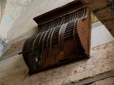 ...interrotto da due graziosi matronei in legno